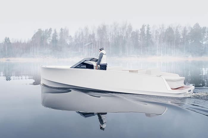 Q30 electric yacht