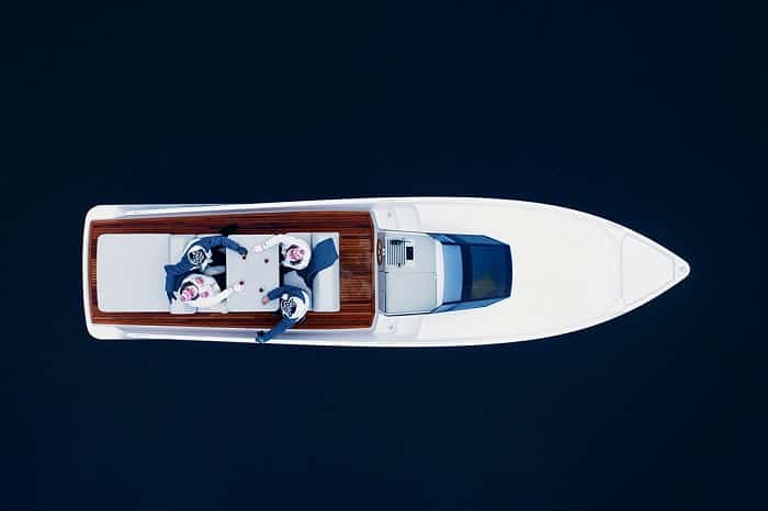 Q30 electric yacht